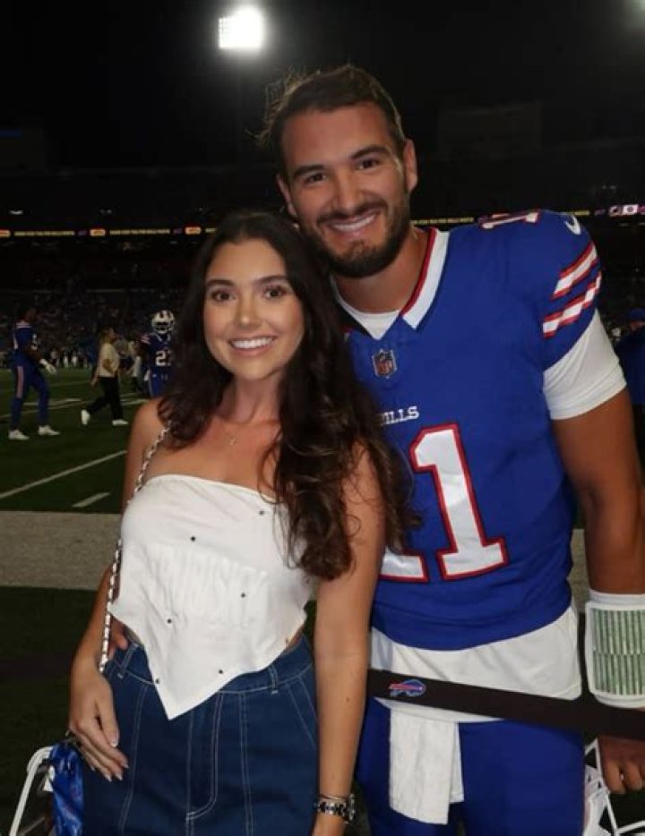 
Brandon Beane Wife Hayley Beane Teaches Spanish To Middle School Students 