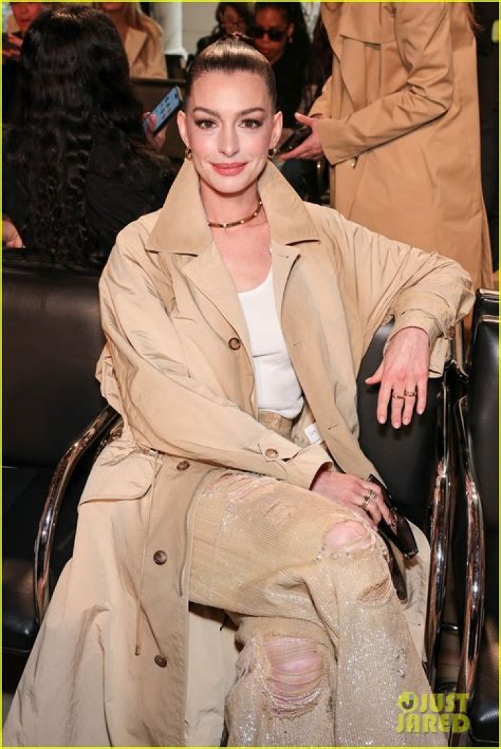
Fans go into a frenzy as Hwasa seats front row alongside Anne Hathaway at the Valentino Haute Couture Show. 