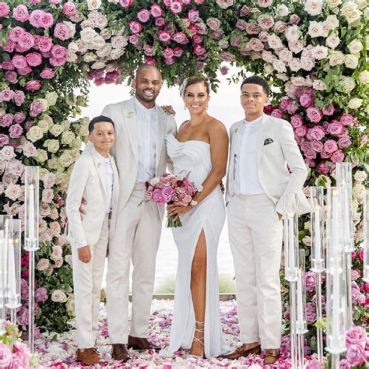 
Football Pundit Lee Dixon Wife Yolande Dixon And Inside His Family Life 