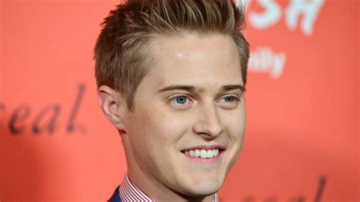 Lucas Grabeel Height, Weight, Net Worth, Age, Birthday, Wikipedia, Who, Nationality, Biography
