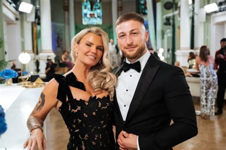 
Lynsey Armstrong – Kerry Katona’s Sister Age, Where Is She Now? 