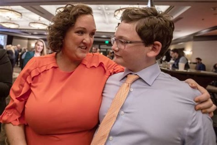 
Rep. Katie Porter’s Son Delivers Hilariously Cute Speech as Mom Awaits Results of Reelection Bid 