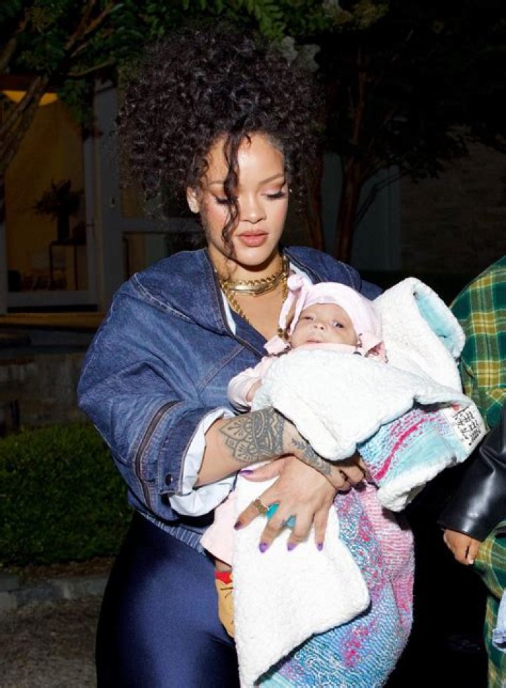 
Rihanna shares topless maternity photos with baby bump | Photos 
