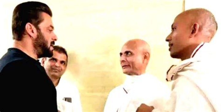 
Salman Khan meets Jain monk as he accomplishes 180-day fast 