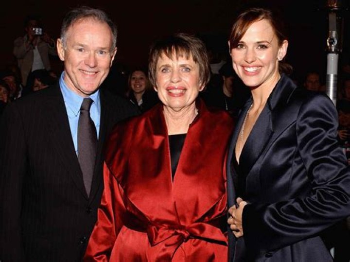 
Who are Julia Garners Parents? Julia Garner Biography, Parents Name and More 