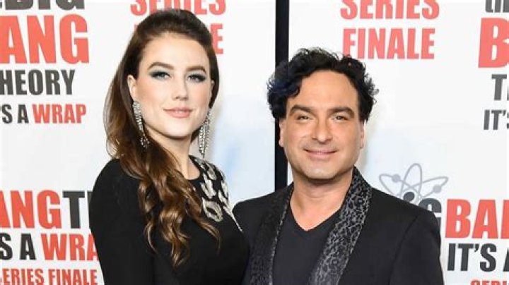 
Who is Johnny Galecki from “The Big Bang Theory” and “Roseanne”? His Wiki: Wife, Net Worth, Height 