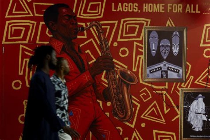 
Yemi Alade Poses With Fela Kuti’s Iconic Pants 
