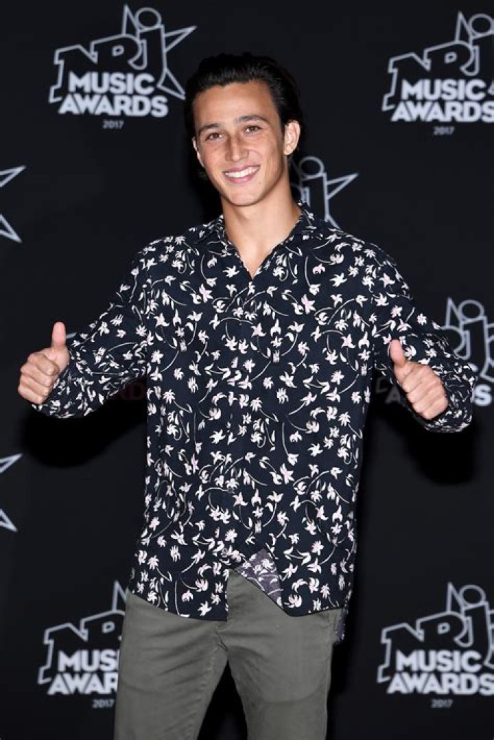 Zak Santiago Height, Weight, Net Worth, Age, Birthday, Wikipedia, Who, Instagram, Biography